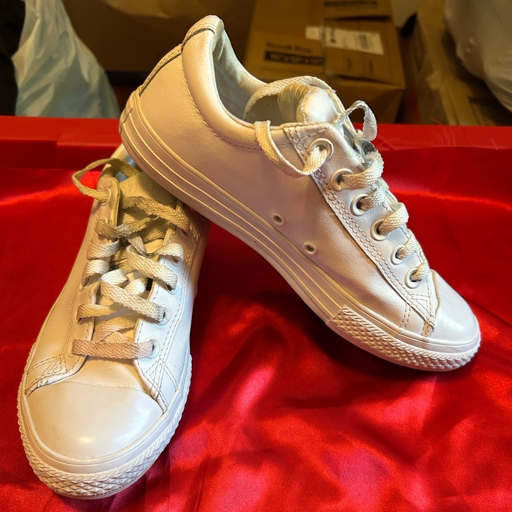 White Leather CONVERSE CHUCK TAYLOR Converse.  Women size 5/Youth size 3.5